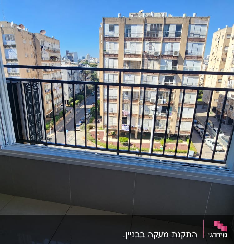 מסגרת חלון פתוחה עם נוף לבניינים